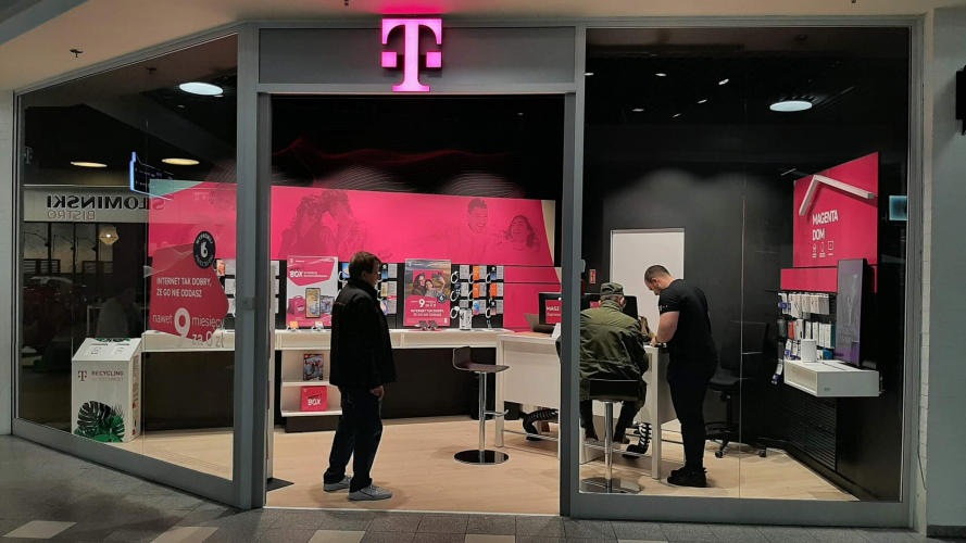Smart Digital Signage Revolution for T-Mobile screenshot 1