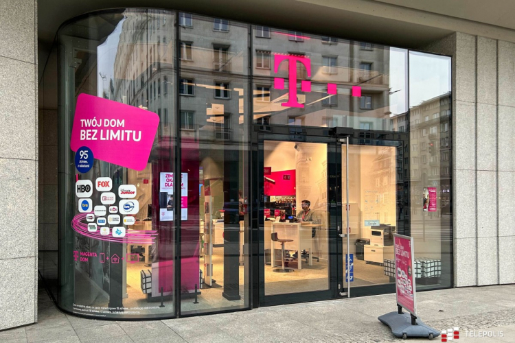 Smart Digital Signage Revolution for T-Mobile screenshot 2